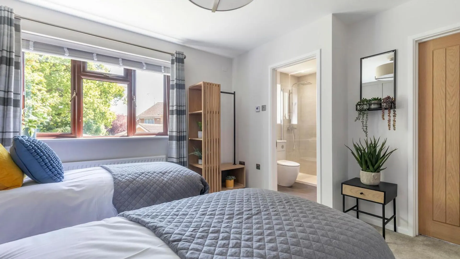Modern 5-Bed Home With Hot Tub GLOUCESTERSHIRE