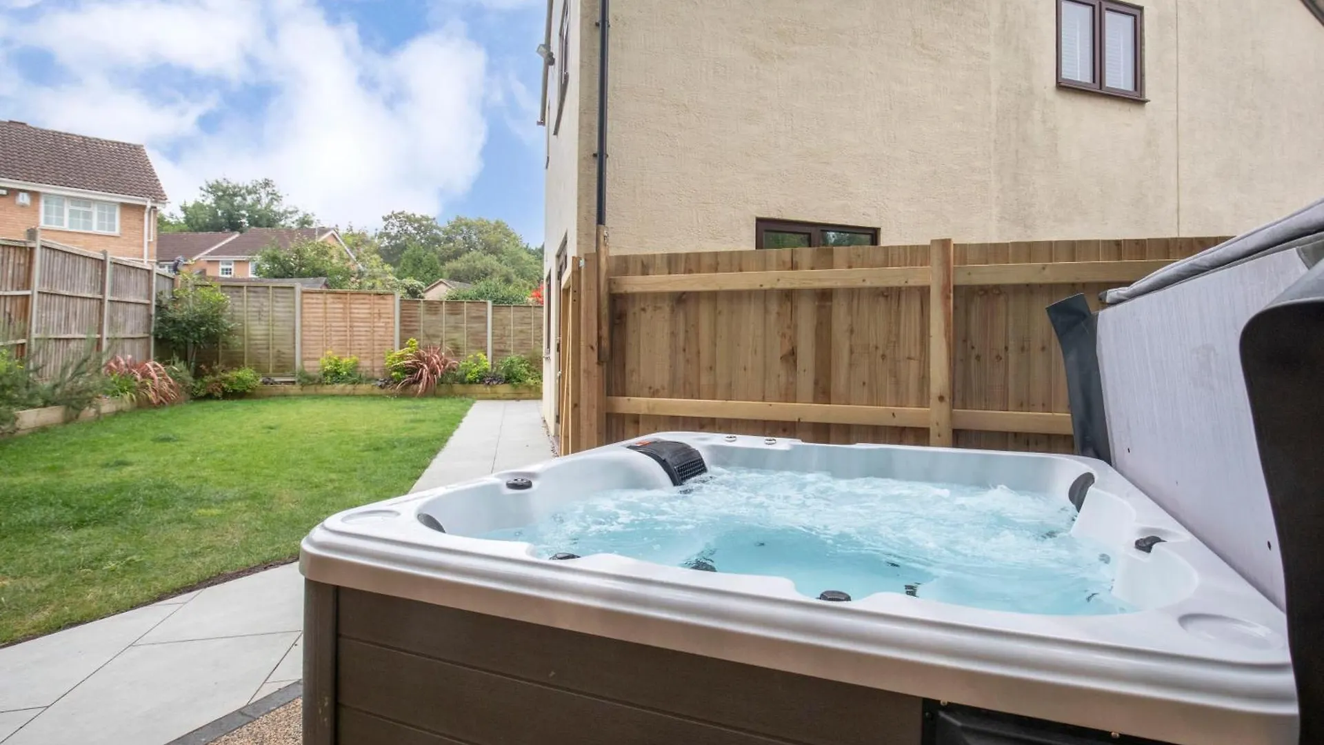 Modern 5-Bed Home With Hot Tub GLOUCESTERSHIRE 0*,