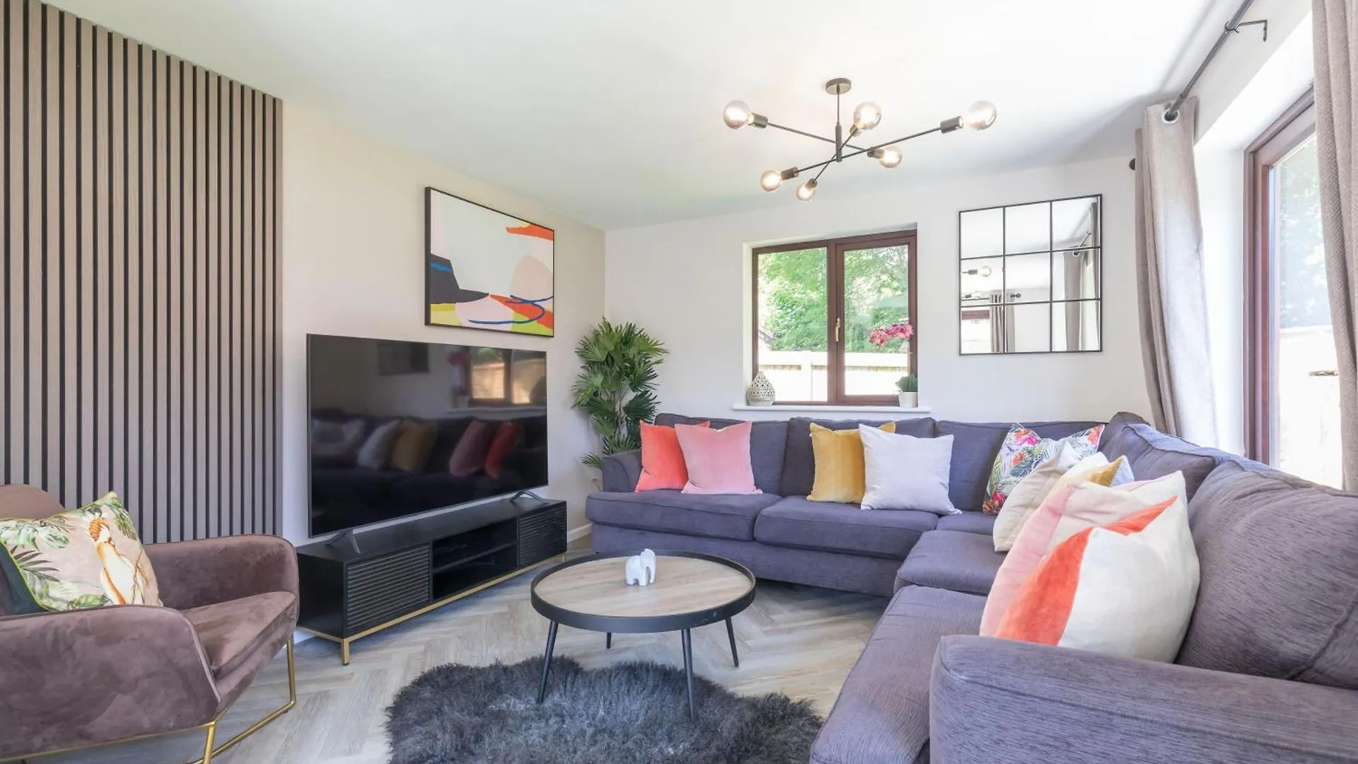 Modern 5-Bed Home With Hot Tub GLOUCESTERSHIRE