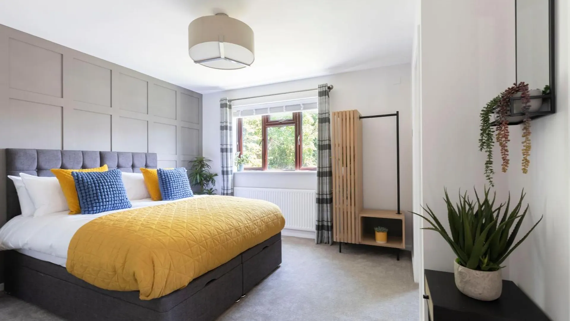 Modern 5-Bed Home With Hot Tub GLOUCESTERSHIRE 0*,  United Kingdom