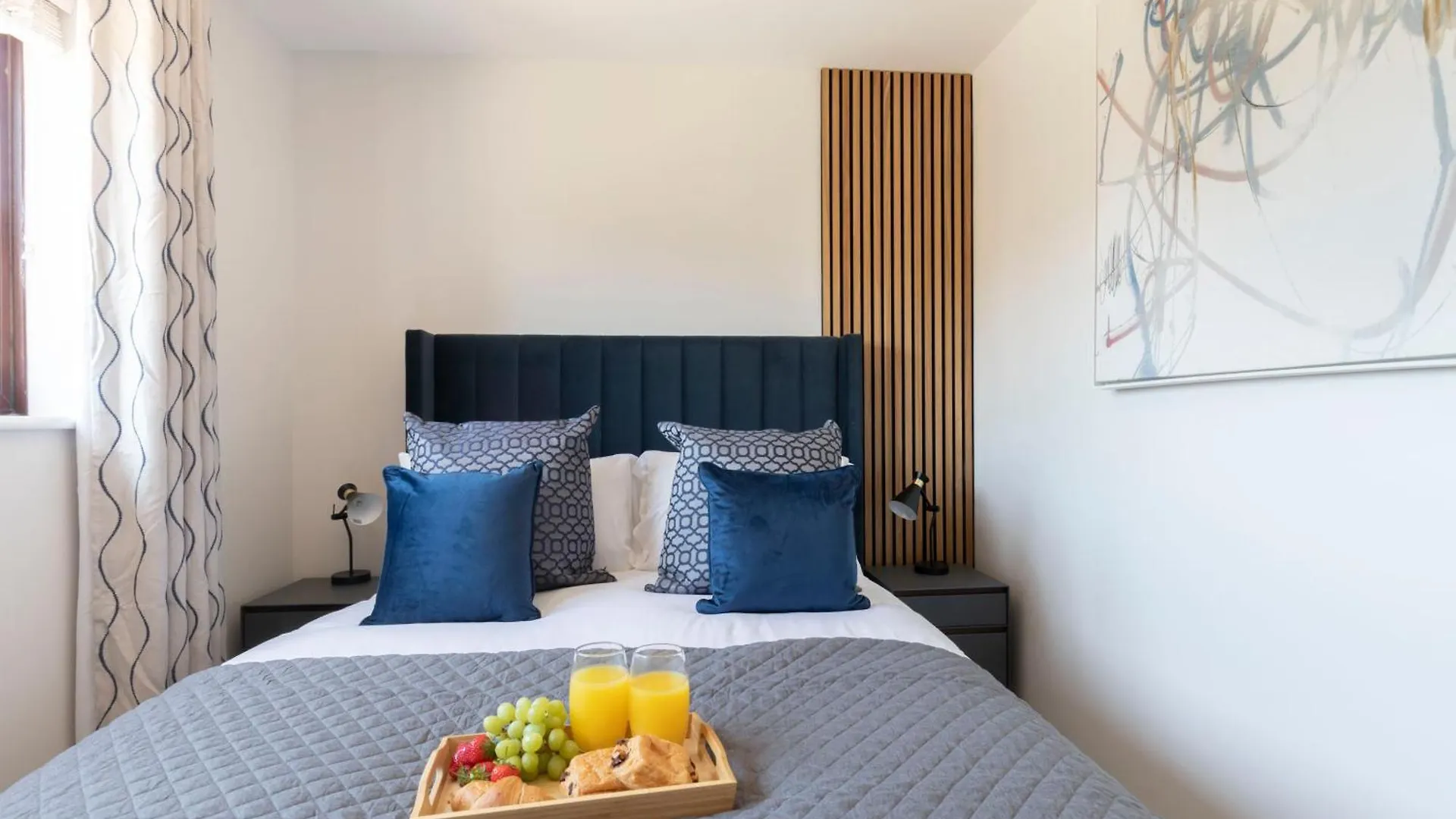 Modern 5-Bed Home With Hot Tub GLOUCESTERSHIRE 0*,