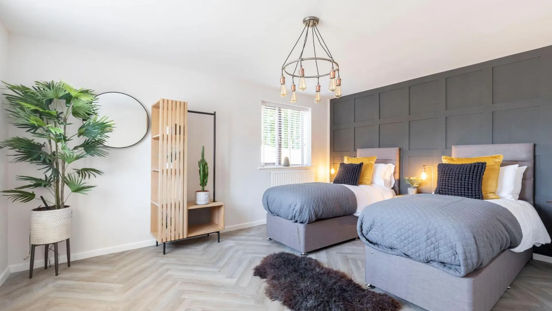 Modern 5-Bed Home With Hot Tub GLOUCESTERSHIRE 0*,