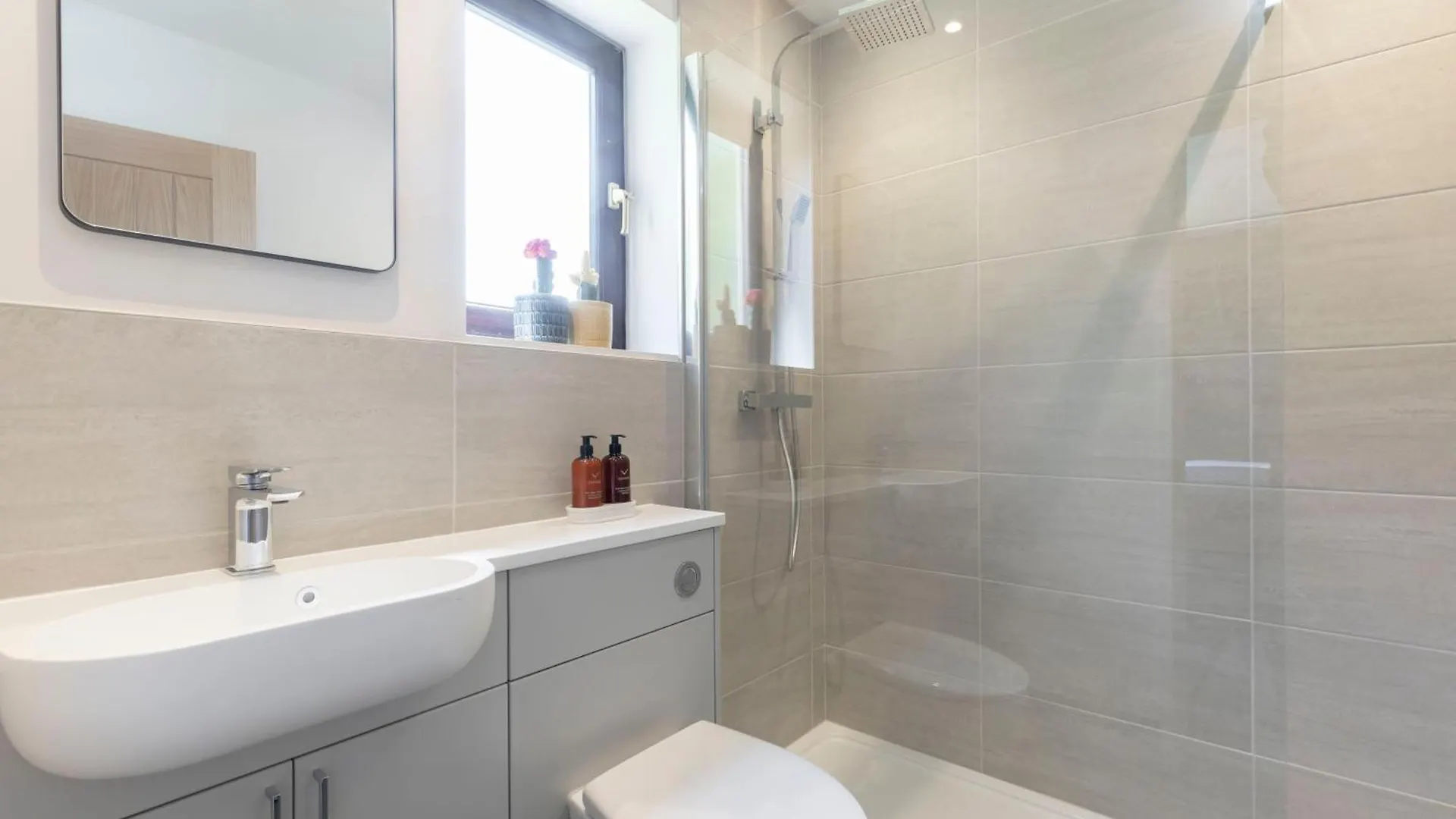 Modern 5-Bed Home With Hot Tub GLOUCESTERSHIRE