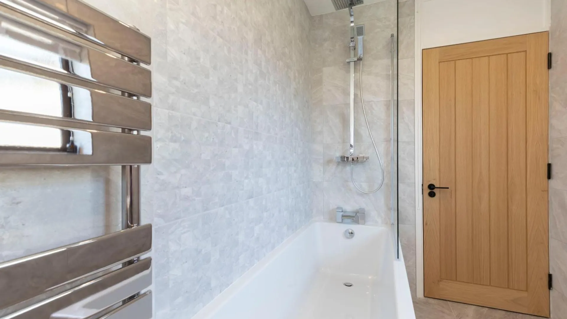 Modern 5-Bed Home With Hot Tub GLOUCESTERSHIRE Holiday home