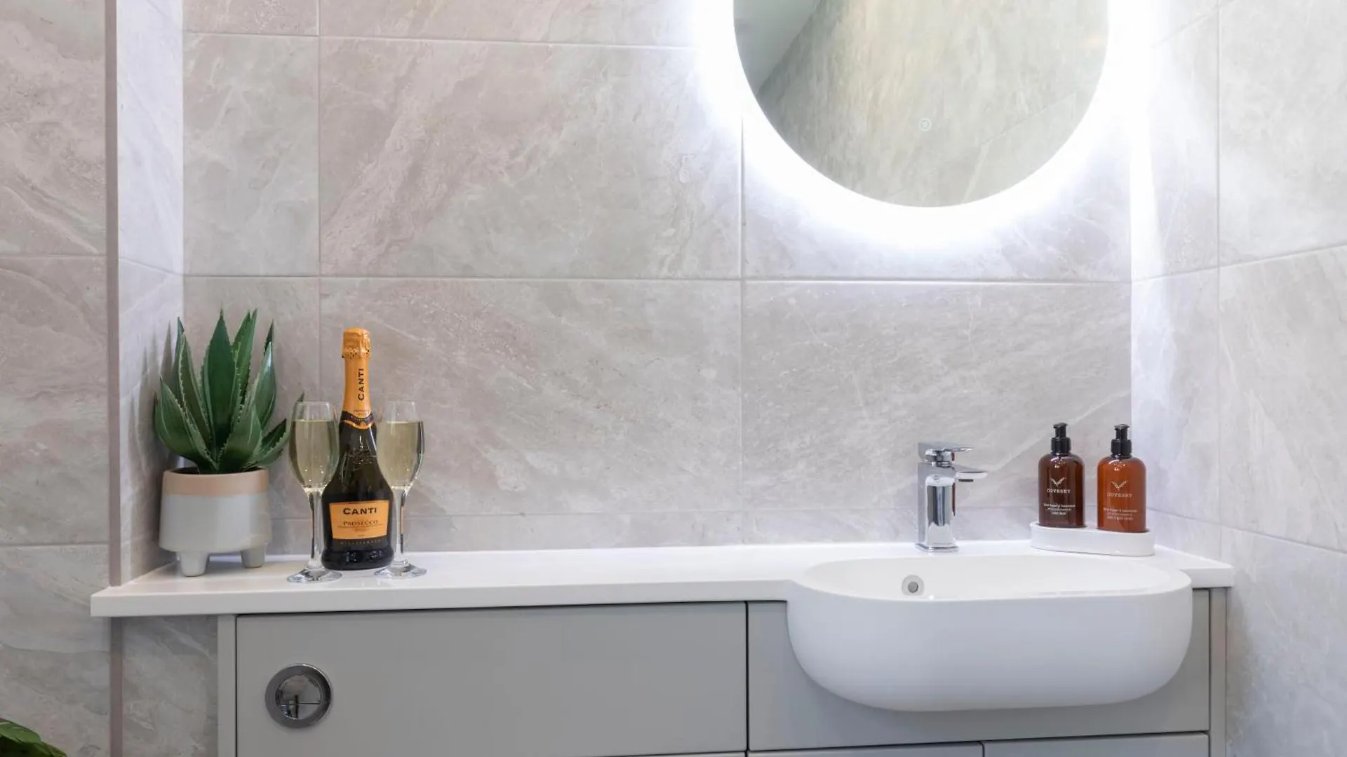 Modern 5-Bed Home With Hot Tub GLOUCESTERSHIRE 0*,  United Kingdom