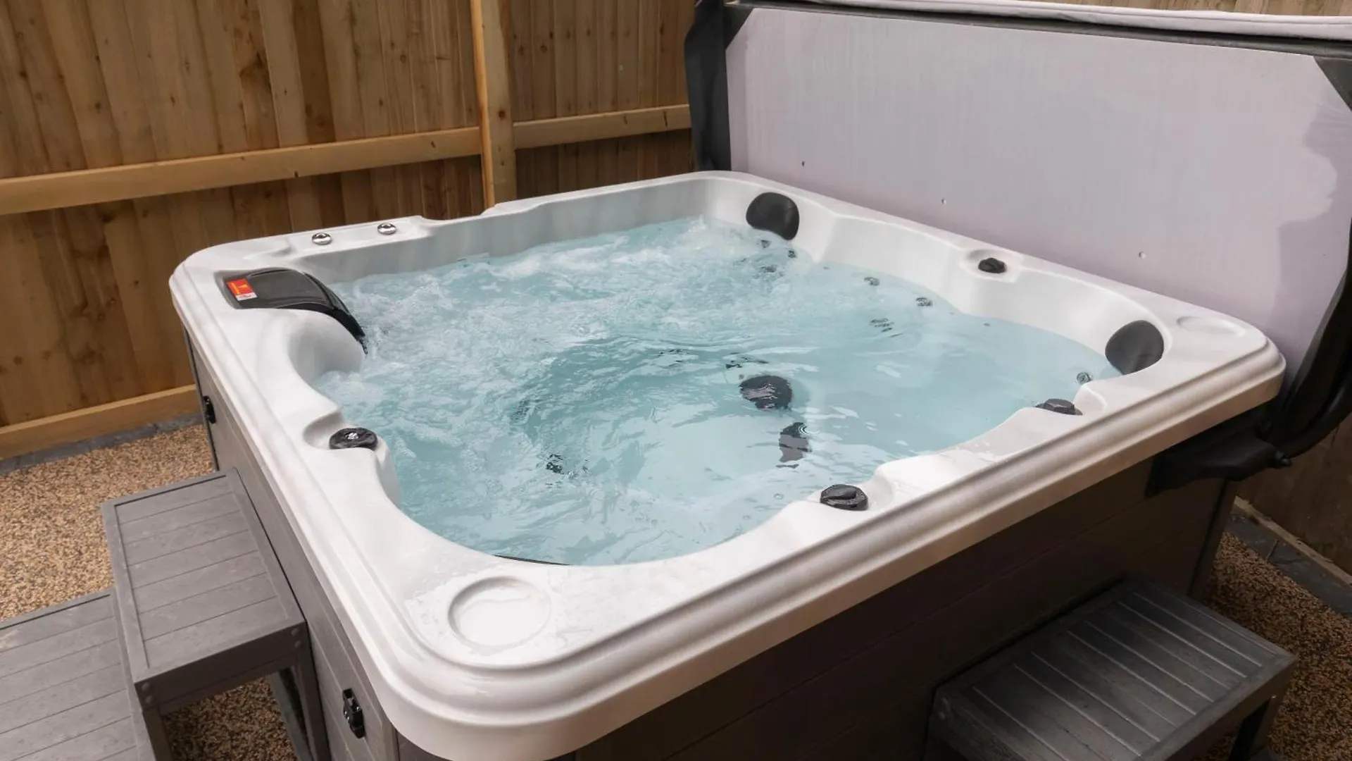 Modern 5-Bed Home With Hot Tub GLOUCESTERSHIRE Holiday home